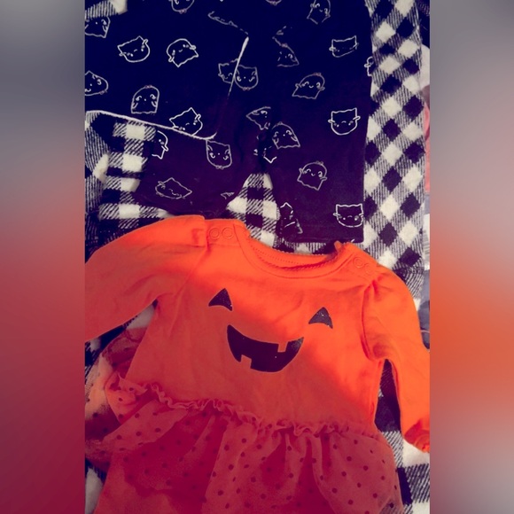 4 pieces 🎃 & 👻 newborn clothing (never worn, just washed) - Picture 1 of 2